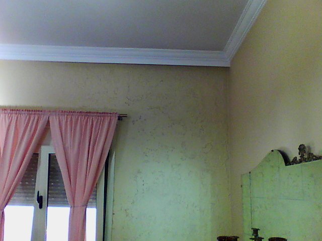 Τοίχος με έντονα σημάδια υγρασίας και μούχλας