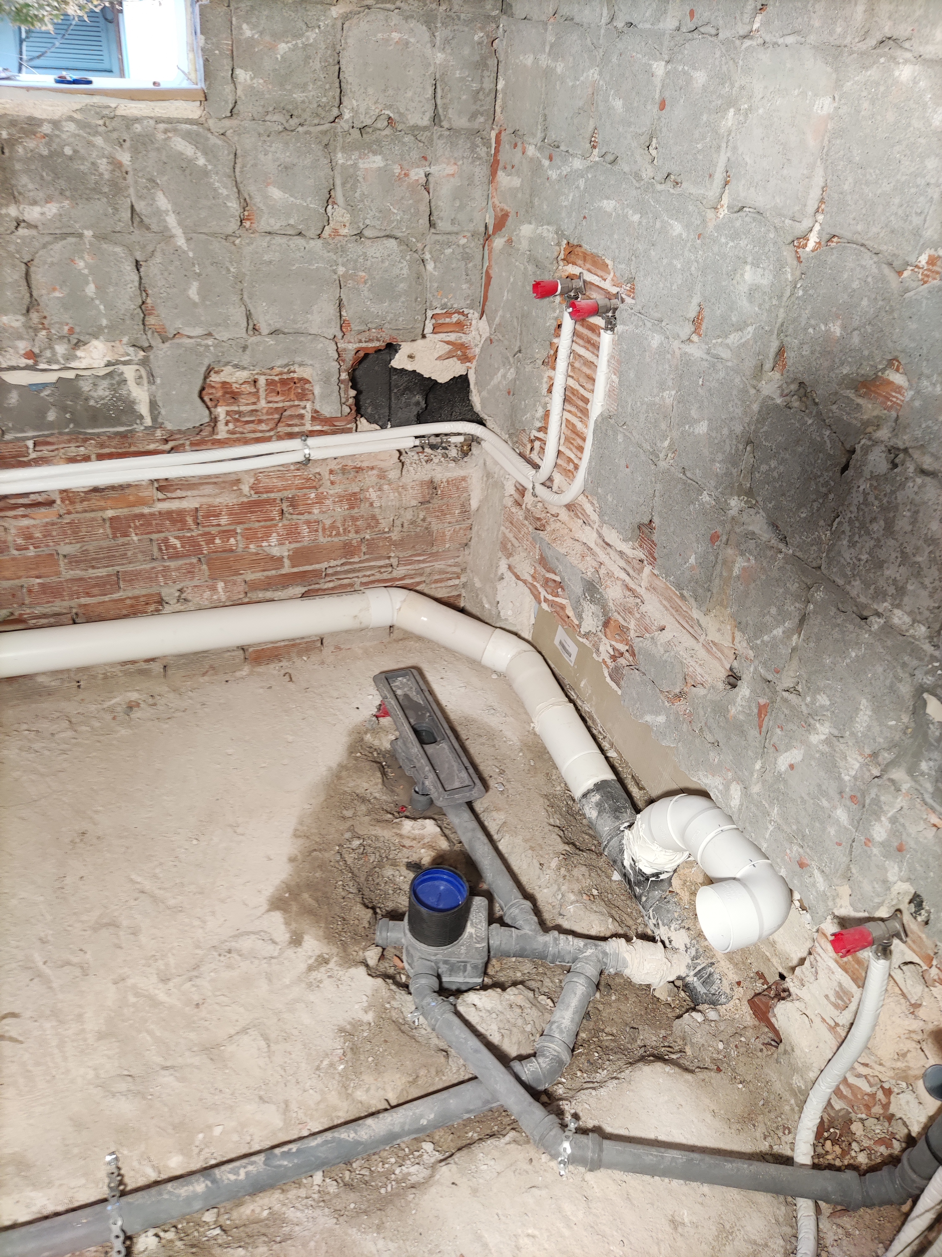 Νέες σωληνώσεις πολυστρωματικής σε τοίχο υπό ανακαίνιση